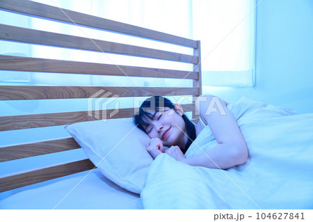 ベッドで眠る女性 ベッドで眠る女性 104627841