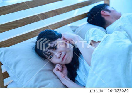 いびきがうるさくて寝れない女性　不眠　不眠症　 104628080