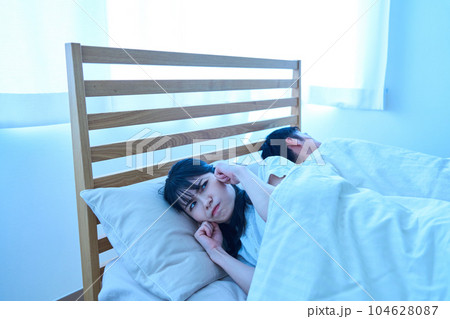 いびきがうるさくて寝れない女性　不眠　不眠症　 104628087