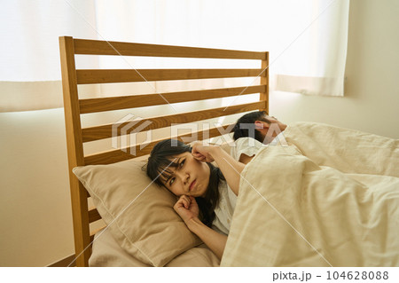 いびきがうるさくて寝れない女性　不眠　不眠症　 104628088