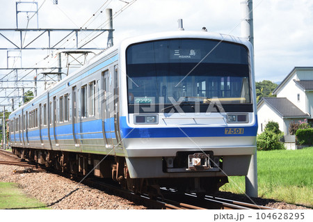 伊豆箱根鉄道駿豆線 7000系（大場駅近く） 104628295