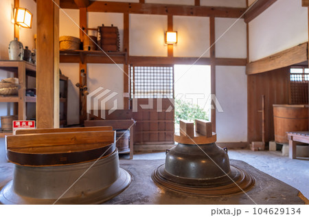 岐阜県海津市の木曽三川公園センター内にある輪中の農家の台所のかまど 岐阜県海津市の木曽三川公園センター内にある輪中の農家の台所のかまど 104629134