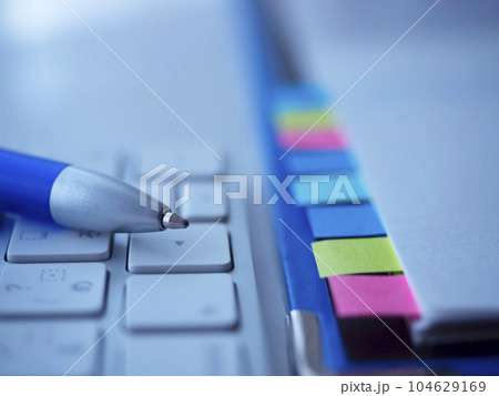 テーブルに置かれたファイルとキーボード テーブルに置かれたファイルとキーボード 104629169