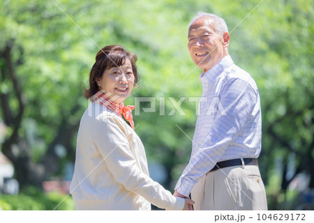 旅行イメージ　屋外を歩くシニア夫婦 104629172