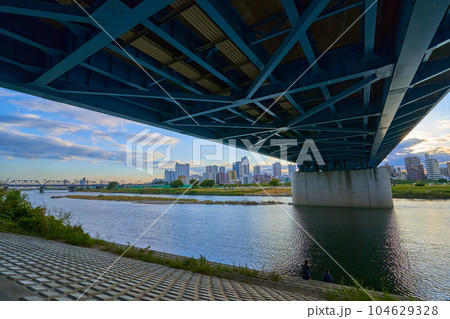 東京都大田区の丸子橋下から川崎市中原区方面を見る 東京都大田区の丸子橋下から川崎市中原区方面を見る 104629328