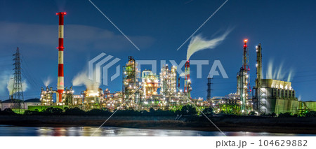 【工場夜景】三重県四日市の工場　夜景 104629882