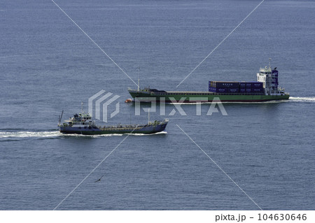 瀬戸内海を航行するタンカー　岡山県倉敷市 104630646