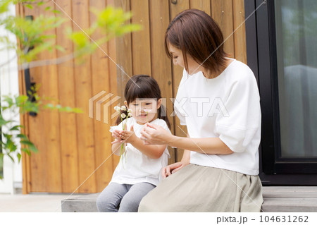 ウッドデッキに座る親子の写真 104631262