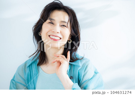 アクアブルーのシャツのミドル女性 104631274