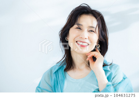 アクアブルーのシャツのミドル女性 104631275