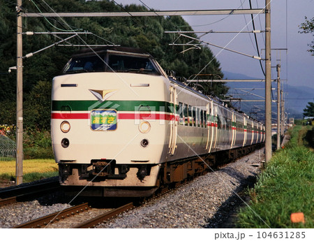 富士見高原を走る特急グレードアップあずさ 104631285