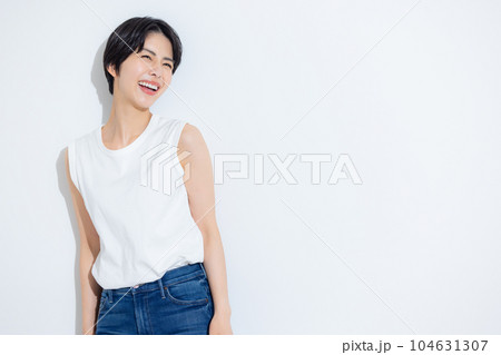 白いノースリーブとデニムの女性 104631307