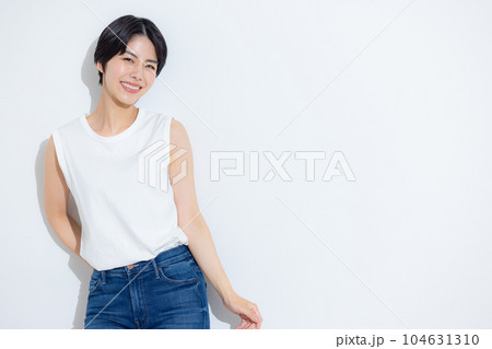 白いノースリーブとデニムの女性 104631310