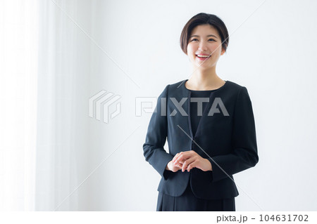 黒いスーツの女性　 104631702