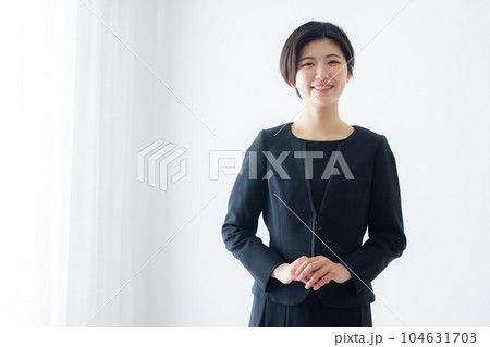 黒いスーツの女性　 104631703