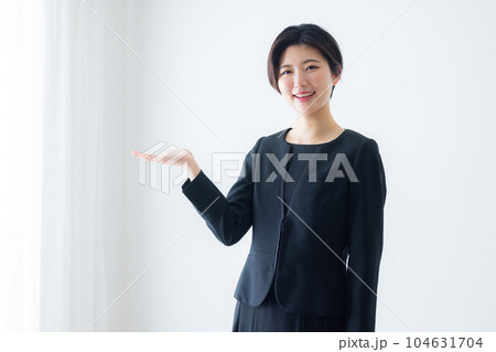 黒いスーツの女性　 104631704