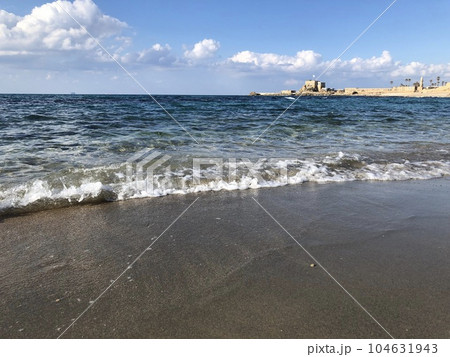カイザリアから臨む地中海 104631943