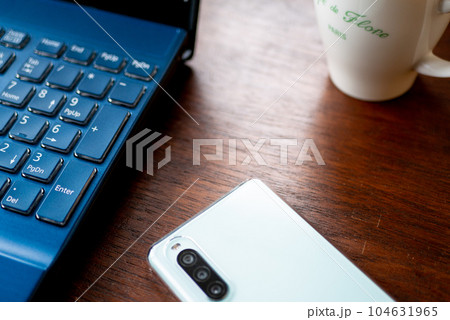 ノートパソコンとスマートフォンを操作するイメージ ノートパソコンとスマートフォンを操作するイメージ 104631965