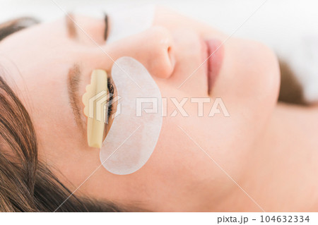 まつげパーマを施術するアイリスト（睫毛・まつ毛） 104632334