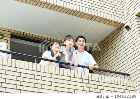 ベランダから外を眺める家族 104632399