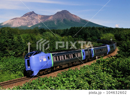 懐かしい北海道の列車　函館本線のスーパー北斗 104632602