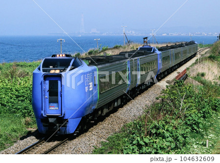 懐かしい北海道の列車　海沿いに走るスーパー北斗 104632609