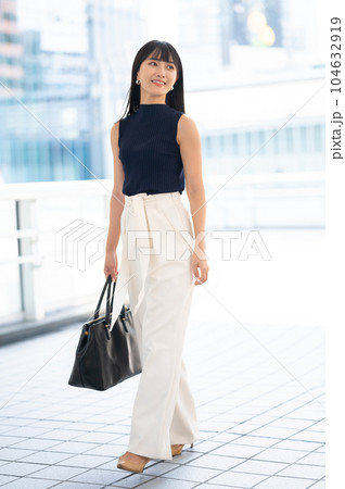 歩くノースリーブの女性 104632919