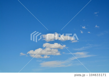夏空と白い雲 夏空と白い雲 104633171