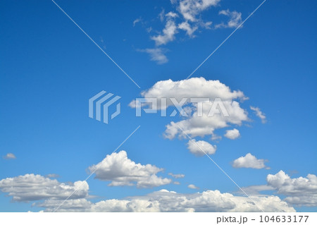 夏空と白い雲 夏空と白い雲 104633177