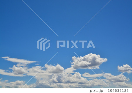 夏空と白い雲 夏空と白い雲 104633185