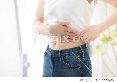 ダイエット成功などの明るいイメージの女性　顔無し 104633825