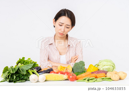 野菜で悩むミドルの女性 野菜で悩むミドルの女性 104633855