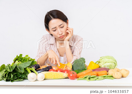 野菜で悩むミドルの女性 野菜で悩むミドルの女性 104633857