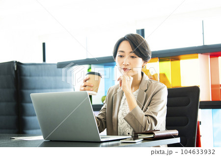 女性　ビジネス　パソコン　オンライン会議 104633932