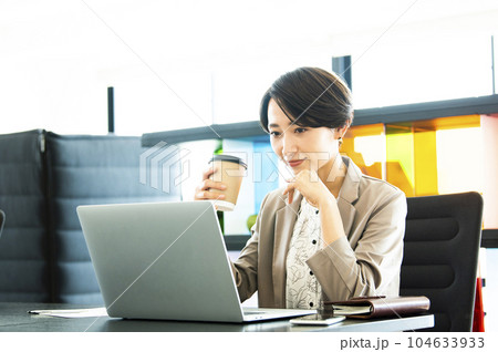 女性　ビジネス　パソコン　オンライン会議 104633933