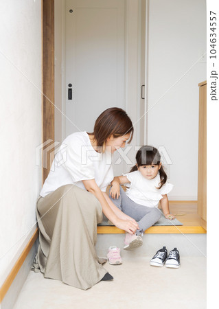 子供に靴を履かせるママの写真 104634557