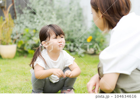 庭で遊ぶ親子の写真 庭で遊ぶ親子の写真 104634616