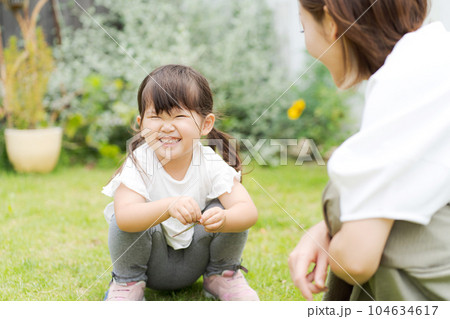 庭で遊ぶ親子の写真 庭で遊ぶ親子の写真 104634617