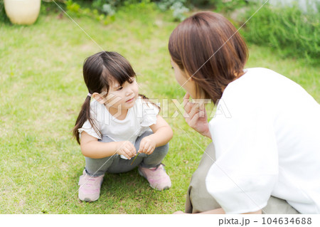 庭で遊ぶ親子の写真 庭で遊ぶ親子の写真 104634688