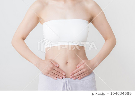 ウエストやお腹周りに手を当てる ウエストやお腹周りに手を当てる 104634689