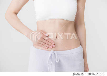 ウエストやお腹周りに手を当てる ウエストやお腹周りに手を当てる 104634692