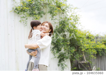 抱っこをする親子の写真 抱っこをする親子の写真 104635060