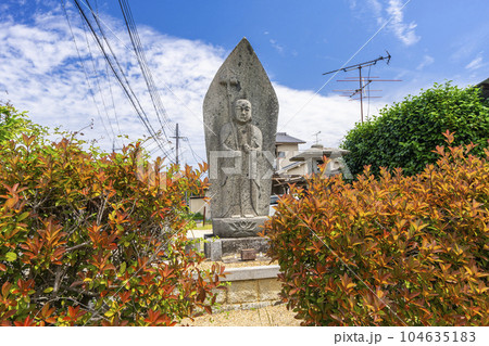 亀石の西側の大きなお地蔵様(子守地蔵)--奈良県明日香村-- 亀石の西側の大きなお地蔵様(子守地蔵)--奈良県明日香村-- 104635183