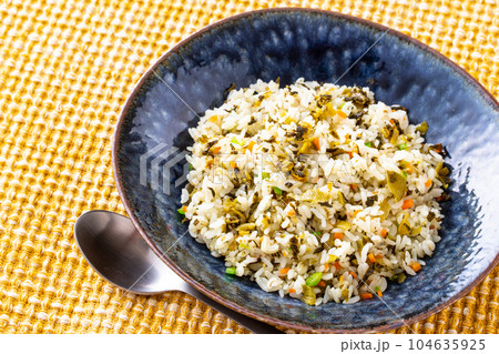 高菜ピラフを食べる 高菜ピラフを食べる 104635925