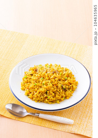 ドライカレーを食べる ドライカレーを食べる 104635965