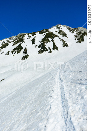 北アルプス立山連峰の残雪期登山 立山本峰の雄山 北アルプス立山連峰の残雪期登山 立山本峰の雄山 104635974