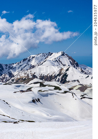 北アルプス立山連峰の残雪期登山　奥大日岳と地獄谷 104635977