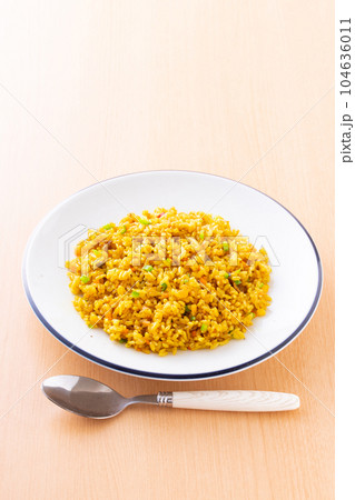 ドライカレーを食べる 104636011