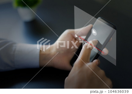 スマホで動画視聴　watching movie clip by smartphone 104636039