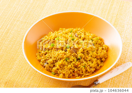 ドライカレーを食べる 104636044